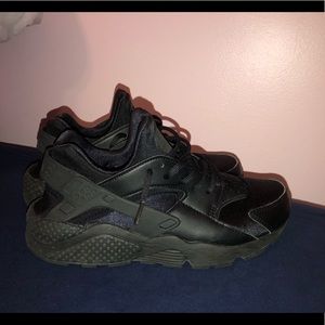 Women’s black Nike Huaraches
